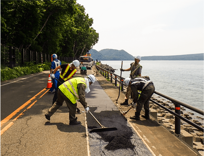 支笏湖周辺道路維持工事の風景